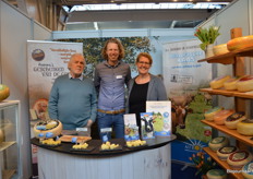 Harry, Tim en Manon van Dam lieten bij Aurora Kaas proeven van de roodflora-kazen die een paar maanden geleden geïntroduceerd zijn.